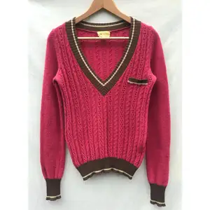Vanessa Bruno rosa/brun stickad V-neck tröja. Köpt i Vanessa Bruno Paris butik. Fransk storlek S ( storlek S) Bra skick och fint på. Material: 80%ull -20% polyamid