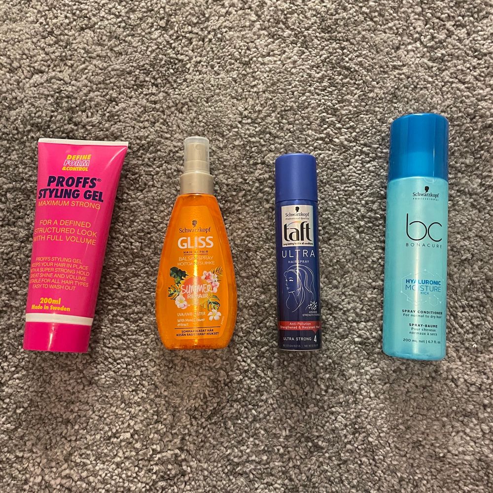 Olika hår produkter!! Använder ej längre☺️på bild två ser ni hur mycket som är kvar i balsamsprayerna❤️Den orange från Gliss fin s inte att köpa mer💖gör av er om ni har frågor om vad produkterna för osv🥰frakten är olika men 12-24kr❤️Proffs Hår Gelé=15kr pluss frakt (typ hela kvar)✨Gliss Repair Summer balsamspray=15kr pluss frakt (se bild två)✨Liten hårspray från Schwarzkopf=5kr pluss frakt (75/75ml kvar) RESERVERAD✨Balsamspray från Schwarzkopf moisture mot torrt eller normalt hår (jätte bra!!)=15kr pluss frakt (ca halva kvar)❤️. Övrigt.