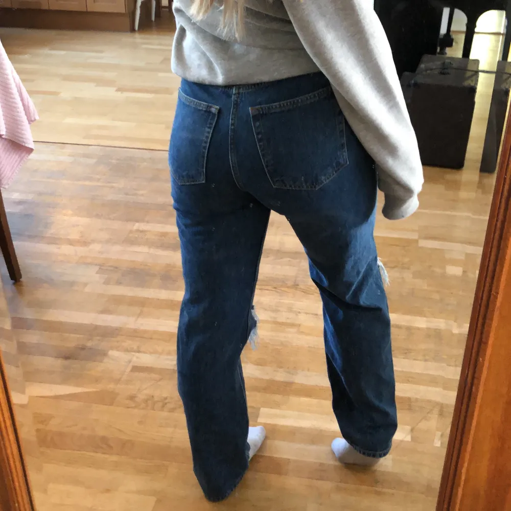Snygga jeans med hål i båda knän, säljer pga att de inte blivit så använda! Alltså även i superbra skick, de passar både 36 och 38 skulle jag säga❤️. Jeans & Byxor.