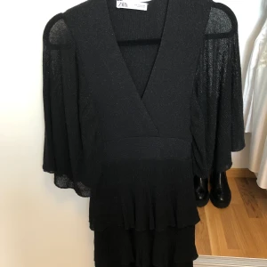 Partyklänning från Zara - Använd en gång, superfin modell. 