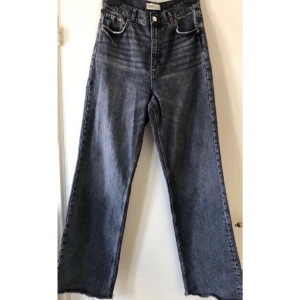 Zara jeans strl 40 - Tja! Säljer mina zara jeans storlek 40. Dom är i nytt skick, har använt dom cirka 3 gånger. Har ingen användning av dom längre så säljer dom nu. Jag är 171cm och dom går nästan till under hälarna på mig så det finns mycket rum att kunna klippa till dom till önskad längd.
