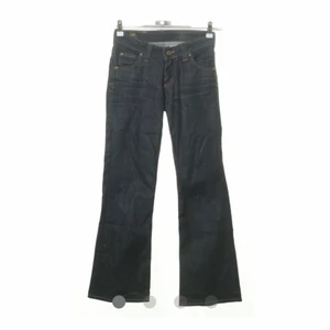 LEE JEANS - Jeans från lee, köpt secondhand, säljer pga för små för mig tyvärr💕 Midjemått:75cm Innerbenslängd: ca 80cm enligt lappen står det W25 L31 men skulle säga att de är lite mindre än så ca XS
