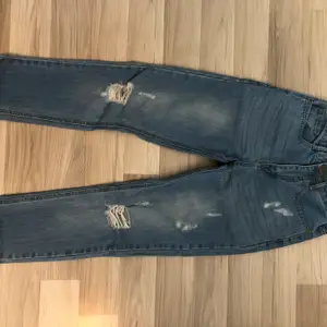 Säljer ett par mom jeans i nyskick från boohoo i storlek 32, nypris 300kr säljer för 150kr