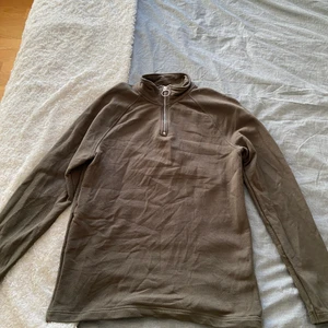 Grön tröja med dragkedja - Säljer åt min bror, säljer pga för liten storlek, mer grön i verkligheten, använd en gång, ordinarie pris 500kr. Köparen står för frakten💗✨