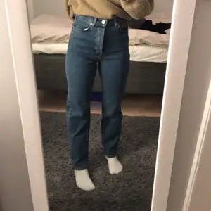 mörkblå jeans från Nakd st 34 använda max 1 gång så i jätte fint skick och också super sköna! Liknar weekdays rowe jeans, hör av dig om du är intresserad 