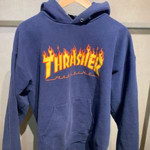 En navyblue Thrasher hoodie med flameslogga, hodien är använd en del gånger med fortfarande i bra skick 8/10
