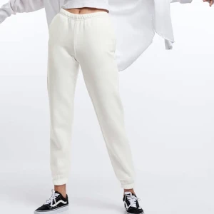 Vita mjukisbyxor  från Ginatricot  - Säljer dessa mjukisbyxor från Gina, endast använda 2 gånger. 100 + frakt köparen står för frakt!