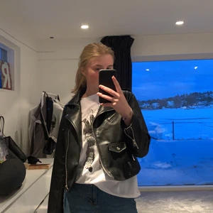 Skinn jacka Zara - Super snygg och bekväm skinn jacka från zara storlek M, köpt för ca 700kr, nästan aldrig använd, säljes för 450kr!! Mjukt och skönt material. Lite mindre i modellen, jag har vanligtvis S och denna sitter perfekt på mig!