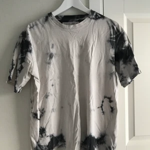 Tie dye tshirt från Junkyard - Super cool tie dye tshirt från Junkyard. Den finns inte kvar på hemsidan. Säljer den pga att jag inte använder den :)
