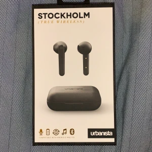 ”AirPods”  - Helt oanvända (alltså aldrig testade) trådlösa hörlurar från urbanista. Funkar precis som AirPods. Nypris : 800kr , mitt pris  400kr + frakt ( kan gå ner i pris vid snabb affär) 