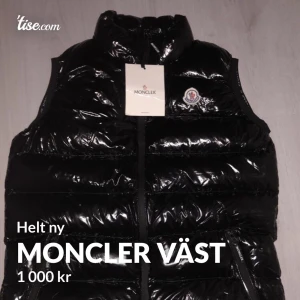 Moncler väst - Storlek S men passar även M. Den är helt nu och aldrig använd.