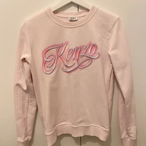 Ljusrosa Kenzotröja💖💖 - Säljer denna ljusrosa tröja från Kenzo! Jättebra skick och snygg passform, ser helt oanvänd ut😇 