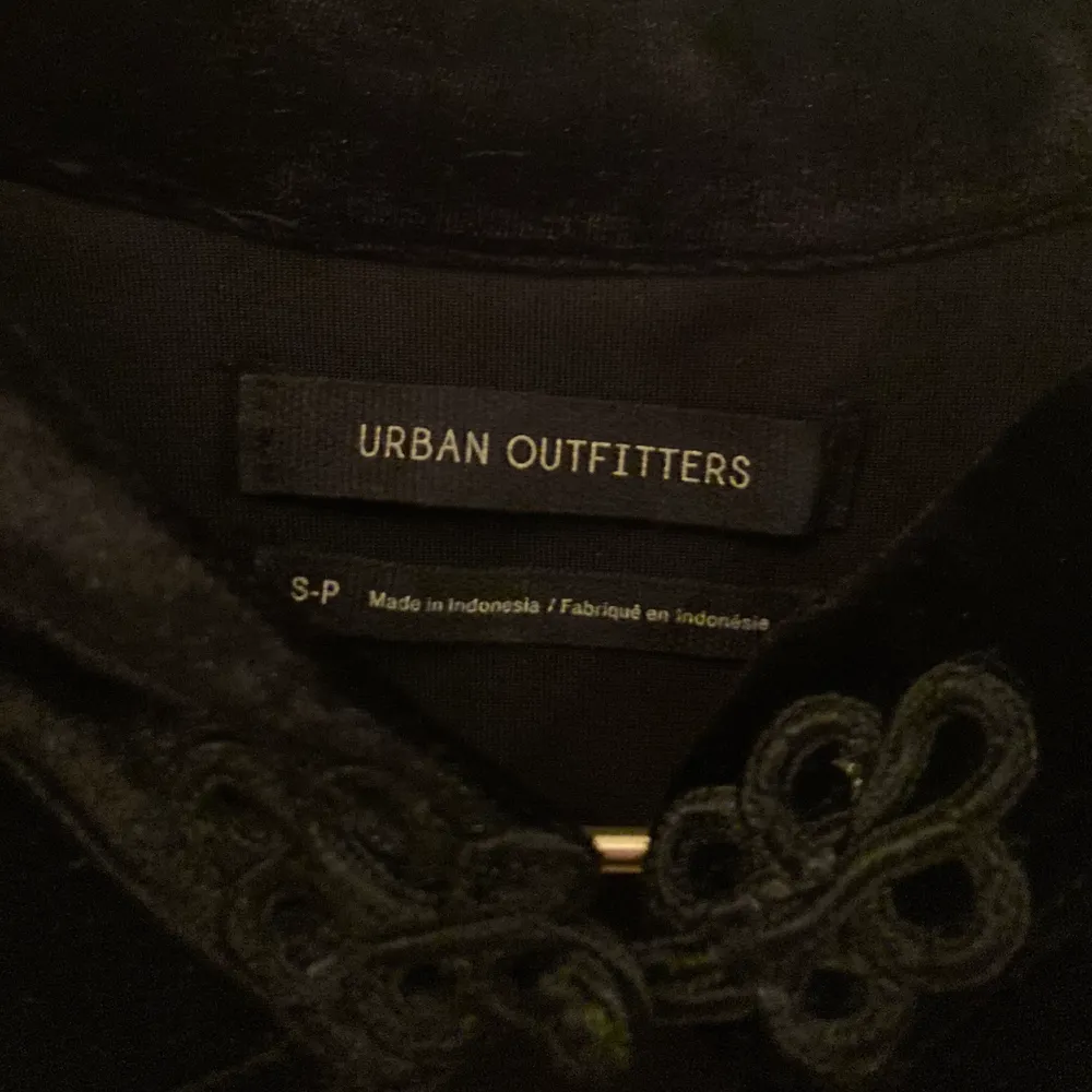 Body med cool krage från Urban Outfitters! Aldrig använd endast provad:) säljer då den är för liten på mig (är 174cm)💘. Toppar.