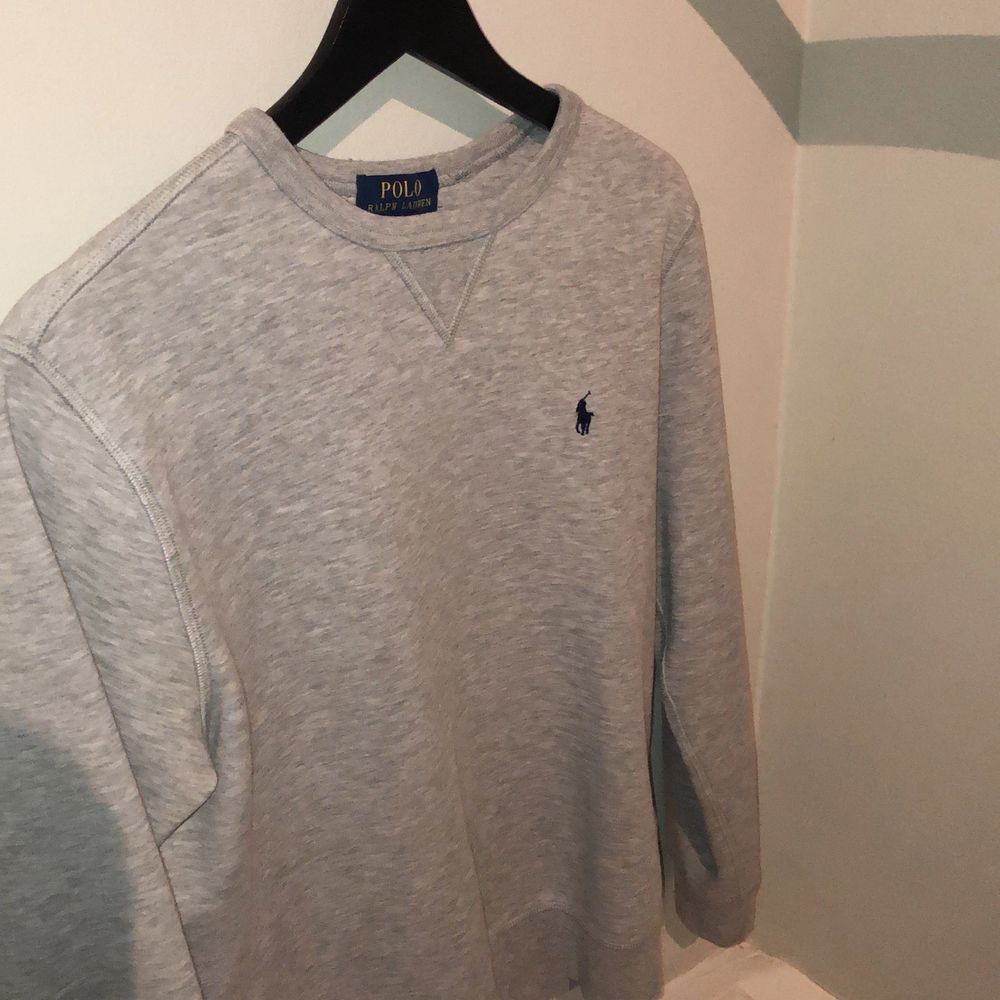 Jätteskön och snygg sweatshirt från Polo Ralph Lauren i storlek L (boys 14-16). Nypris ligger på runt 1000kr och säljer för endast 250kr. Passar dig som är mellan 165-175 lång. Säljer pga att jag inte har någon användning för den längre. Pris kan diskuteras!. Tröjor & Koftor.