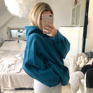 Weekday hoodie - Sååå fin färg, strl L men oversize💓 om många är intresserade blir d bud🌸