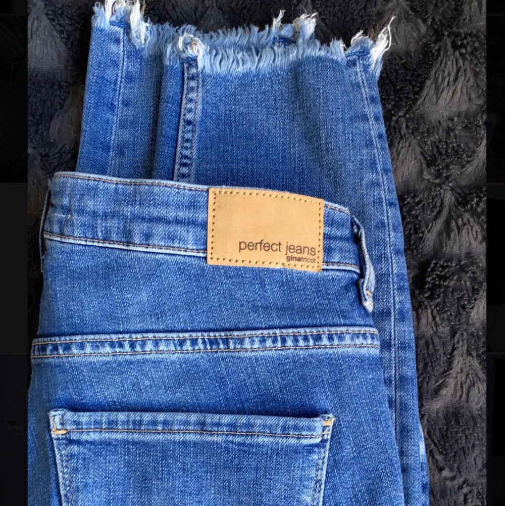 SÅÅ fina jeans som inte kommit till användning då jag inte gillar blåa jeans, fina detaljer! Passar en XS/S! . Jeans & Byxor.
