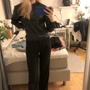 - - Skulle vilja att denna kommer till användning då den är superfin till lite finare tillfällen och i jättebra skick. Står XS men passar mig som mest har S❣️