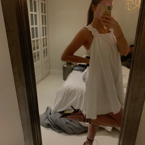 Sommarklänning🌸 - Säljer nu denna supersöta klänningen från NA-KD🌸Så himla fin till sommaren och går att styla upp samt ned✨Den är helt ny, fick hem den i veckan så den är därav helt oanvänd med prislappar kvar💕💕Vid flera intresserade blir det budgivning via meddelande✨😊Självklart kan klänningen fraktas om det önskas🌸💕Klänningen kostar på NAKD 399 så säljer billigt✨😊