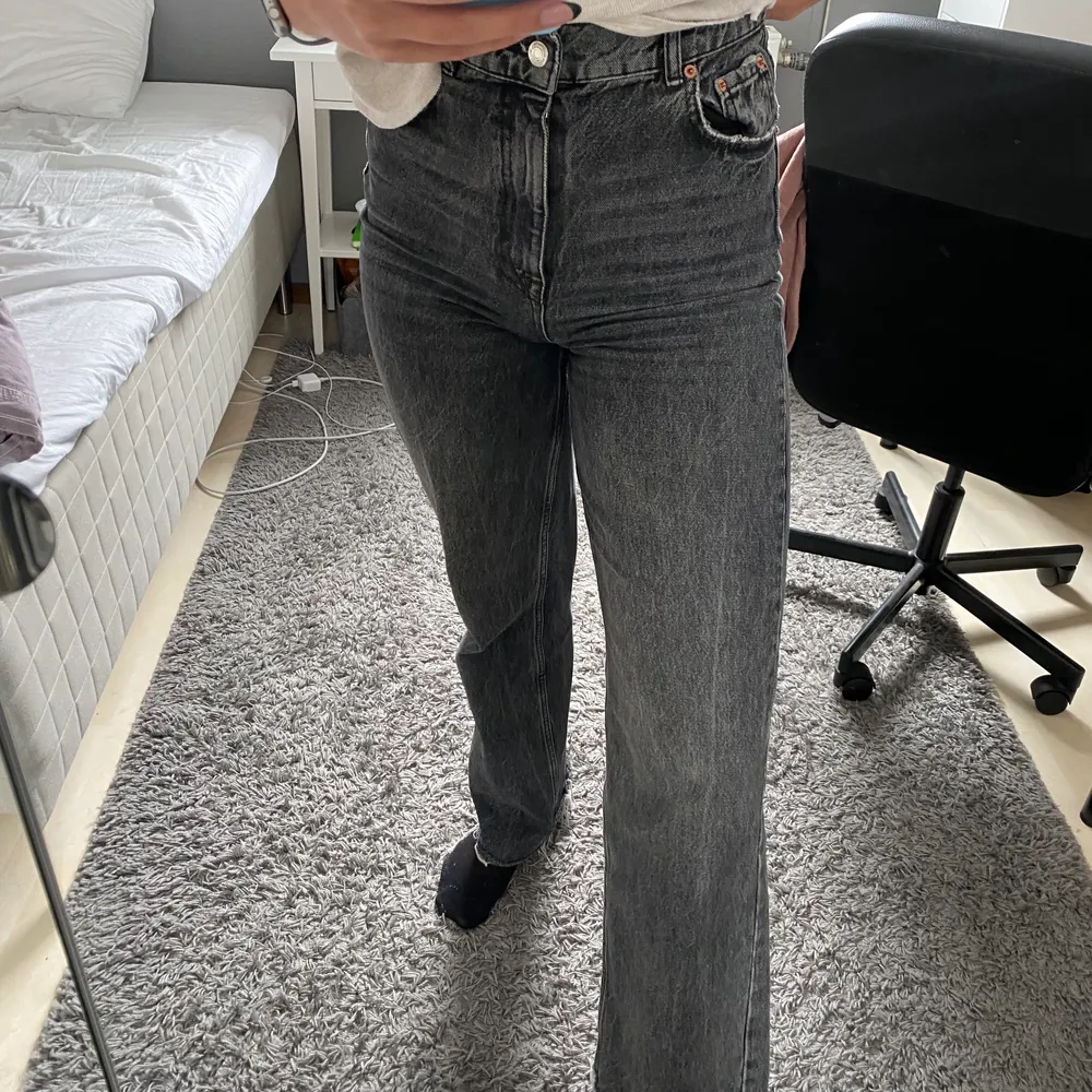 Zara 90s full lenght jeans i grå melerade/svart i ett bra skick. Strolek 38. Jag är 171cm lång.  Frakt kostnad tillkommer 66kr postnord spårbart paket :)  . Jeans & Byxor.