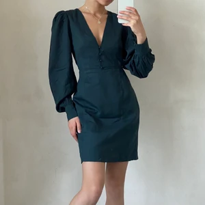 Mörkgrön klänning - Säljer denna så fina klänningen från AFJ x NA-KD. Sitter så fint på kroppen och i ett skönt material🤍 Helt oanvänd och har prislappen kvar. 