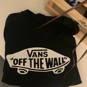 T-shirt  - En enkel t-shirt från vans i storlek l i barn alltså som en s ( köparen står för frakten) 🤠
