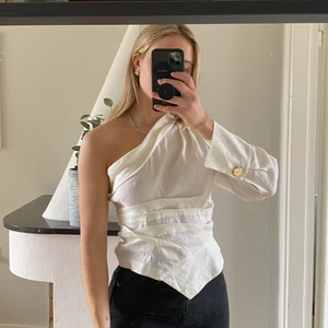 One shoulder skjorta - Trendig one shoulder skjorta från Zara. Knappt använd💖