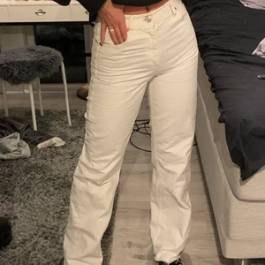 Jeans - Vita raka jeans från Zara. 