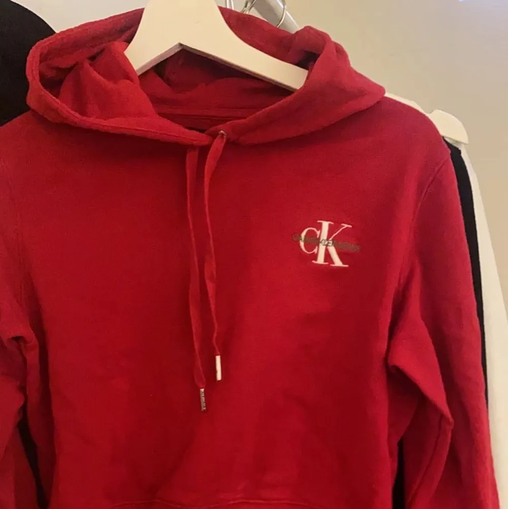 Säljer en röd Calvin Klein Hoodie som är croppad. Sitter snyggt på, är storlek S men passar från XS - M. Köparen står för frakten! 🤗. Hoodies.