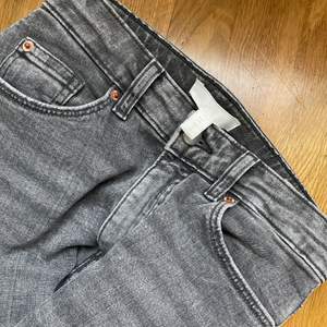Helt nya jeans i super snygg grå färg. Storlek 36, tyvärr är de alldeles för tighta på mig. Hög midja.  