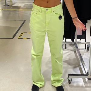 Jeans - As coola jeans från weekday. Super snygg färg som verkligen sticker ut. Bilderna är från när jag köpte de i somras men tyvärr passar de inte lika bra längre på mig, de är i mycket bra skick och använda ett fåtal gånger