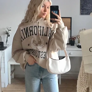 Beige oversized Hoodie  - En väldigt lång tjock mysig Hoodie som passar både en tjej eller en kille. Den är knappt använd, säljer den pga att den är för stor för mig. Är en XS men passar även upp till L.   