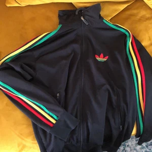 Adidas Rasta kofta - Snygg adidaskofta bra skick😘