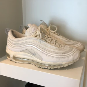 Air Max 97’s - Vita Air Max 97, väl använda (se bild) men har ändå mycket kvar att ge! Går enkelt att fräscha till med en maskintvätt. Nypris 1900kr - köpta på Shelta i Göteborg. Passar en 38 och 39