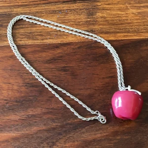 Halsband äpple  - Så sött halsband med äpple.  Lång kedja 76 cm frakt ingår 