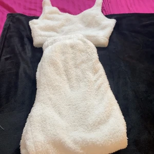 Fluff sett  - Fluff sett , jätte mysigt material och super skönt 🤎💫 säljs för 110kr hela settet och frakten får du stå för , vill tillägga att jag faktiskt endast använt denna 1 gång så den är inprincip som ny 