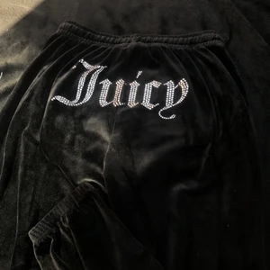 Juicy Couture Byxor - Juicy byxor i riktigt skönt material, fin diamant text på rumpan, fickor med dragkedjor och muddar längst ner. Köpta på JD sports i November och jag har inte använt dom mycket alls så de är väldigt bra skick på dom. Skulle säga att det är en mer ”ledigare” passform på de, vilket är jätte skönt