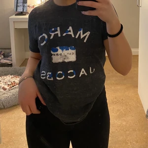 Marc Jacobs T-shirt  - Snygg T-shirt i bra skick, i size small.