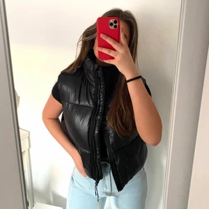 Väst Zara - ⚡️Slutsåld oanvänd väst från Zara⚡️ Storlek L, västen är lite kortare i modellen så skulle säga att den passar allt från XS-L, beroende på hur man vill att den ska sitta! Västen är väldigt populär just nu, därför kommer jag starta budgivning om fler är intresserade. Kontakta mig för fler bilder 💕