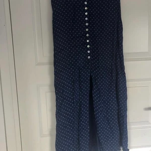 Världens mjukaste kjol! - Midikjol köpt i en boutique i Spanien! Knappar på framsidan och resår på baksidan. Ingen utskriven storlek men sitter som 34/36