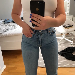 90’s highwaist 💖 - Kommit till insikt att dessa godingar bara ligger i garderoben och därav säljes de! 🥲 Superduper fina 90’s från Gina i st 36💞 Frakt tillkommer på 66kr spårbar🤜🏼