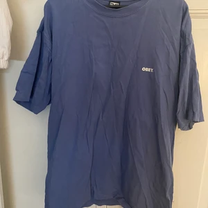 Obey t-shirt - Fet t-shirt från Obey. Snygg oversized fit. Lätt använd, men är inte sliten överhuvudtaget. Lite skrynklig, men en tvätt ska nog lösa det!