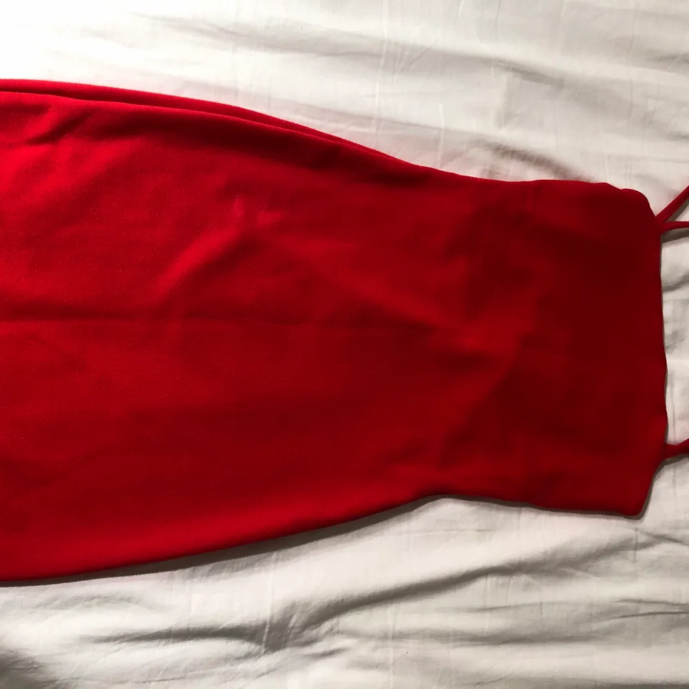 Röd klänning från nelly. Använd fåtal gånger, lite klarare/ starkare röd i verkligheten! 70 + frakt💓. Klänningar.