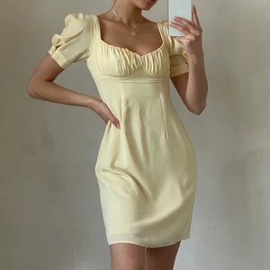 Ljusgul klänning - Alltså den perfekta sommarklänningen!! Så söt och sitter väldigt väldigt på kroppen💛 Aldrig använd!