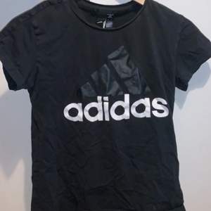 Adidas T-shirt i mycket fint skick!