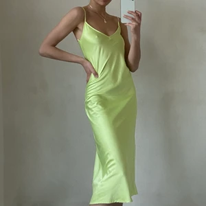 Satin klänning - Säljer denna trendiga sommardröm i ett mjukt satin-tyg! Aldrig använd!🤍 