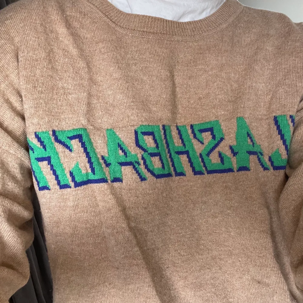 Otroligt fin stickad tröja från Sandro i Kashmir/ylle med texten ”FLASHBACK”😊 Superfint skick. Storlek 1, skulle säga att det är ungefär S. Tveka inte vid frågor❤️. Tröjor & Koftor.