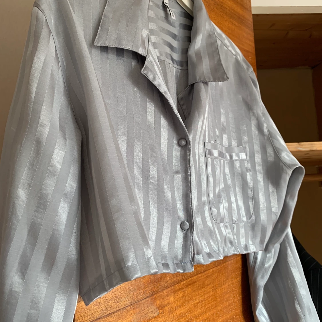 Grå croppad skjorta  - 91