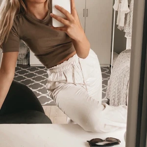 Linne byxor - Sköna Linné byxor som även är snygga och långa. De är från hm men säljs inte längre. Sista bilden är lånad men det är samma byxor, buda nedan👇🏼 Skriv gärna om du har någon fundering🥰 jag är 168 cm💕