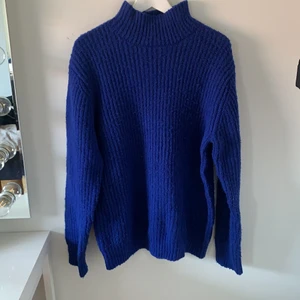 BLÅ STICKAD TRÖJA FRÅN HM  - Stickad tröja från hm i fint skick, storlek M, säljes för att jag inte använder den tyvärr:( 