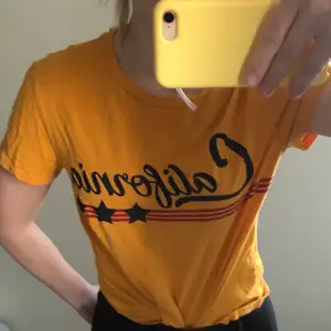 T-shirt med tryck, mörkare gul